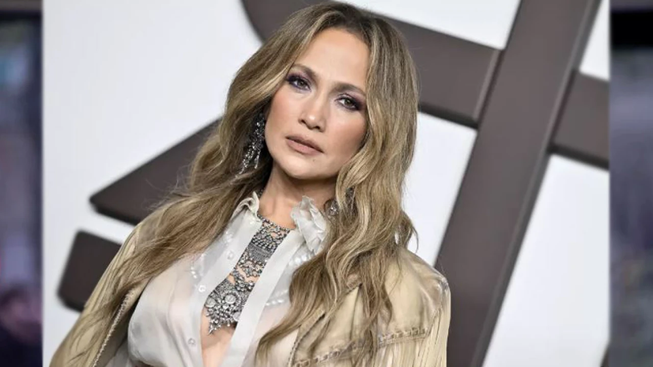 আর্থিক ক্ষতির মুখে জেনিফার