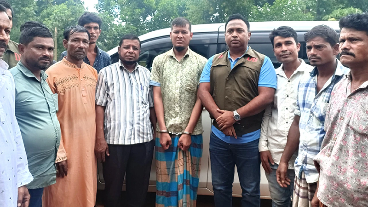 আত্মগোপনে থাকা আনসার সদস্যকে পুলিশে দিলেন ইউপি সদস্য