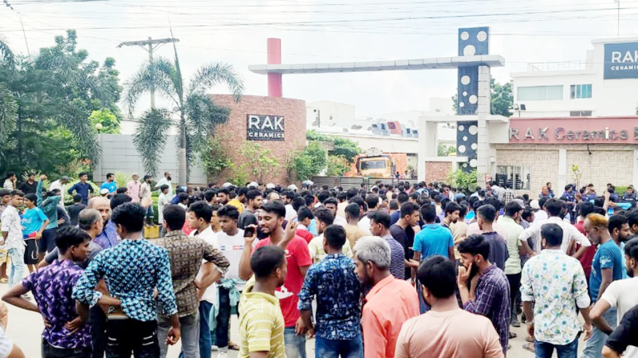 যে কারণে ঢাকা-ময়মনসিংহ মহাসড়কে ৫ ঘণ্টা যান চলাচল বন্ধ