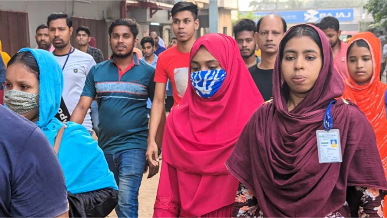 দলে দলে কাজে যোগ দিলেন পোশাক শ্রমিকরা