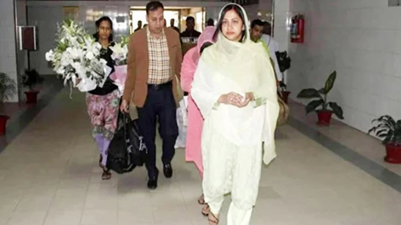 লন্ডন থেকে হঠাৎ ঢাকায় কোকোর স্ত্রী শর্মিলা