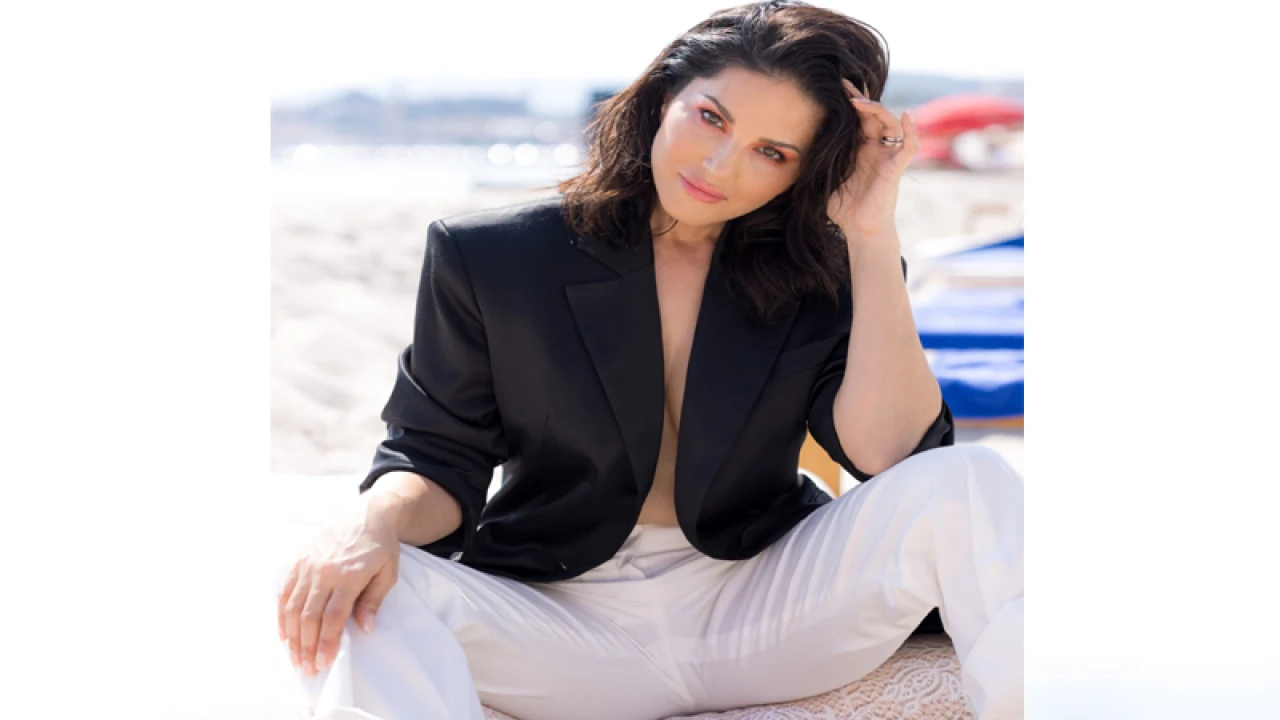 দুই কলেজের মেধাতালিকায় সানি লিওন!