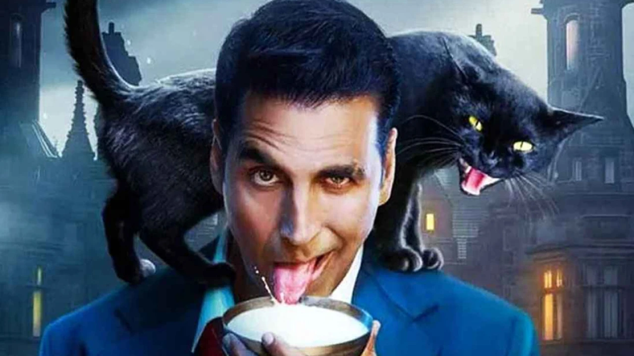 বাটি হাতে কীসের বার্তা দিলেন অক্ষয়?