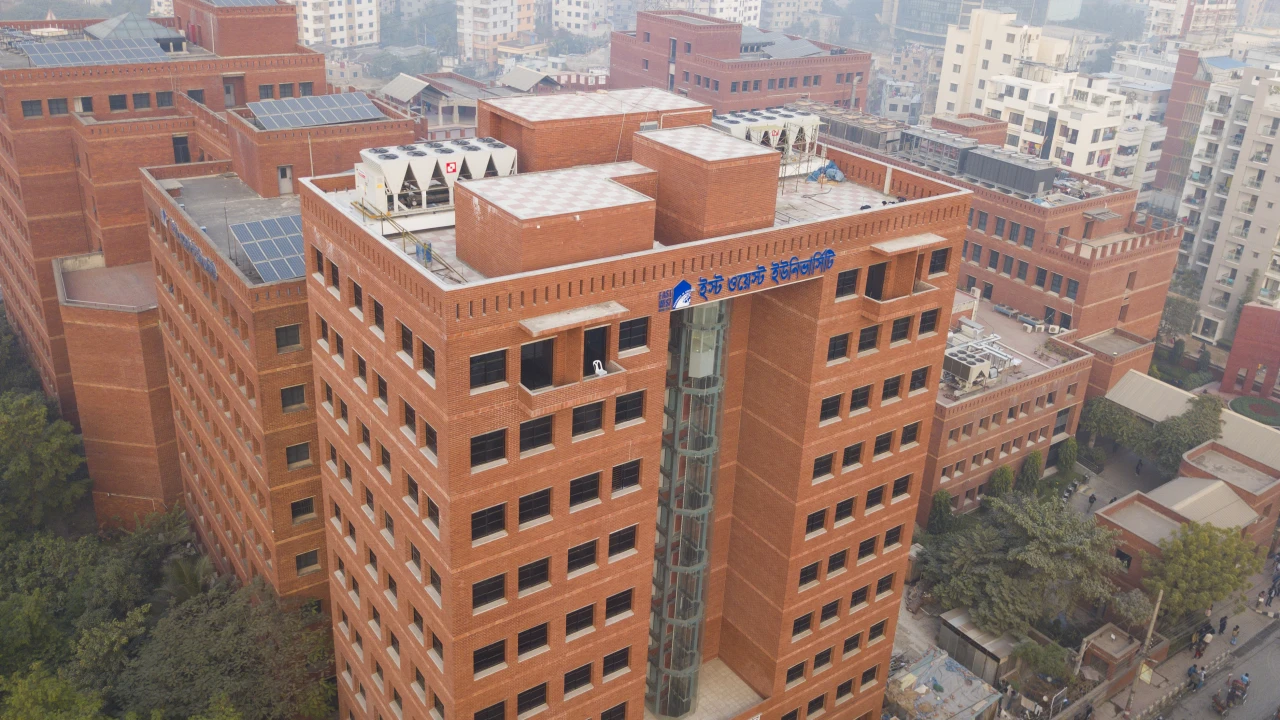 বন্যার্তদের জন্য প্রধান উপদেষ্টার ত্রাণ তহবিলে ইস্ট ওয়েস্ট ইউনিভার্সিটির অনুদান