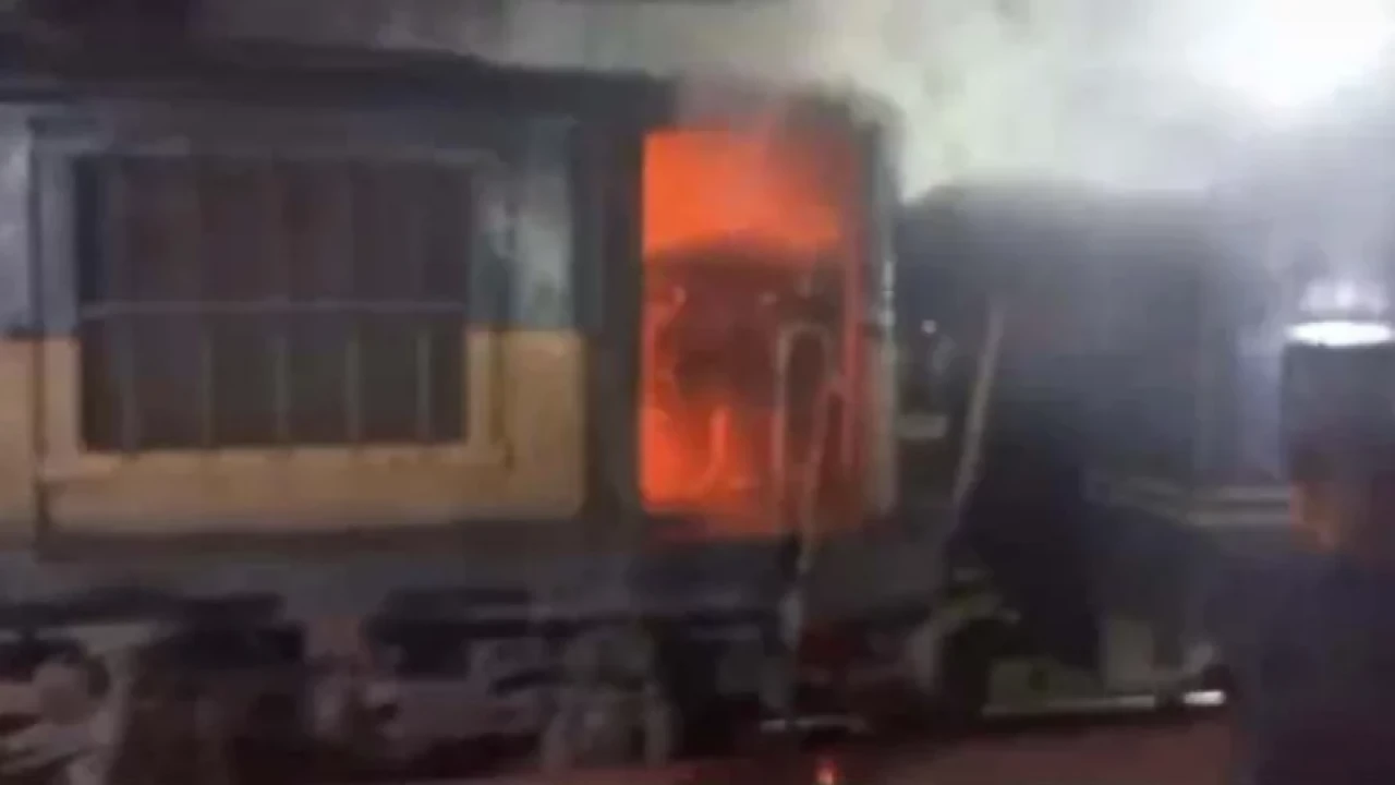 জামালপুরে ট্রেনে আগুন