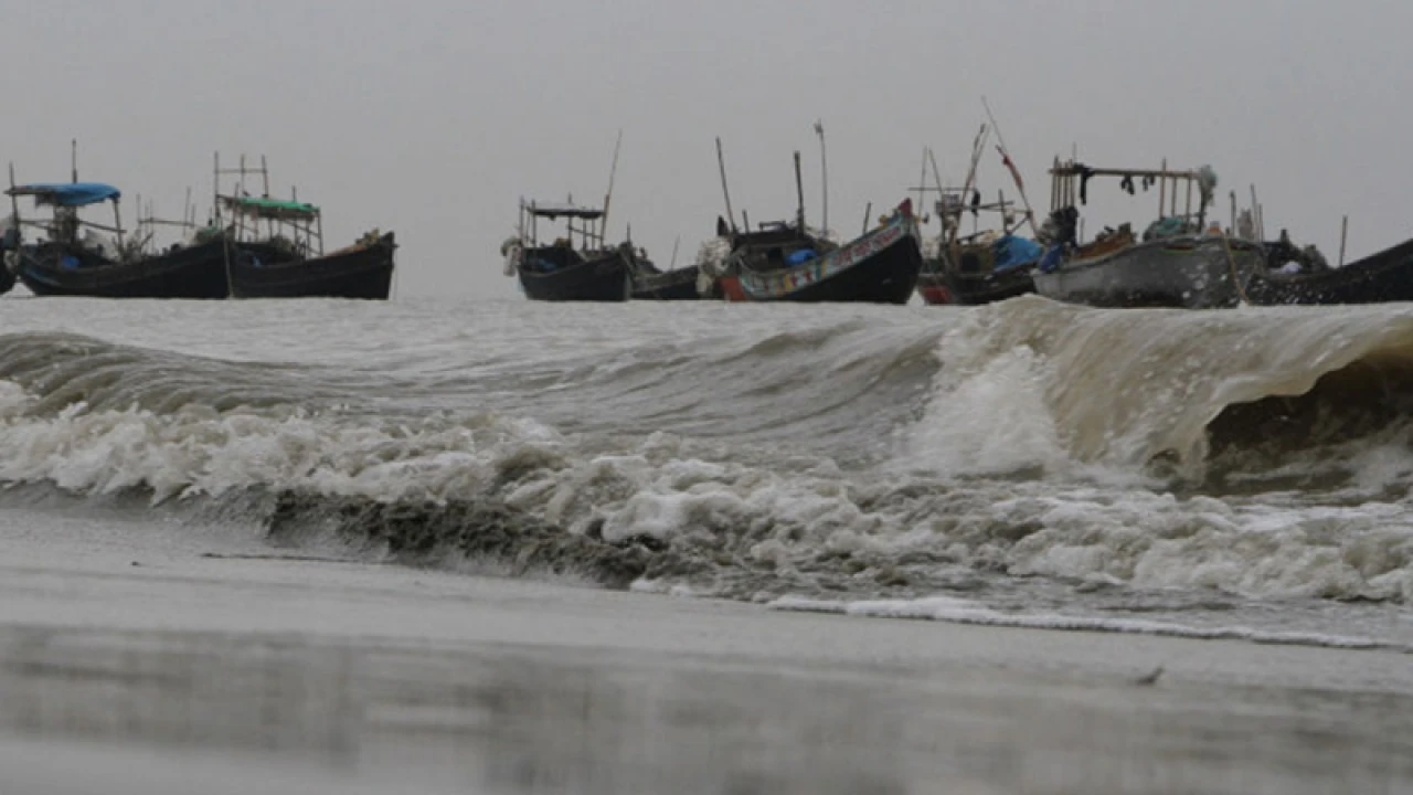 বঙ্গোপসাগরে ডুবে গেছে মাছ ধরার ৭ ট্রলার, হতাহতের শঙ্কা