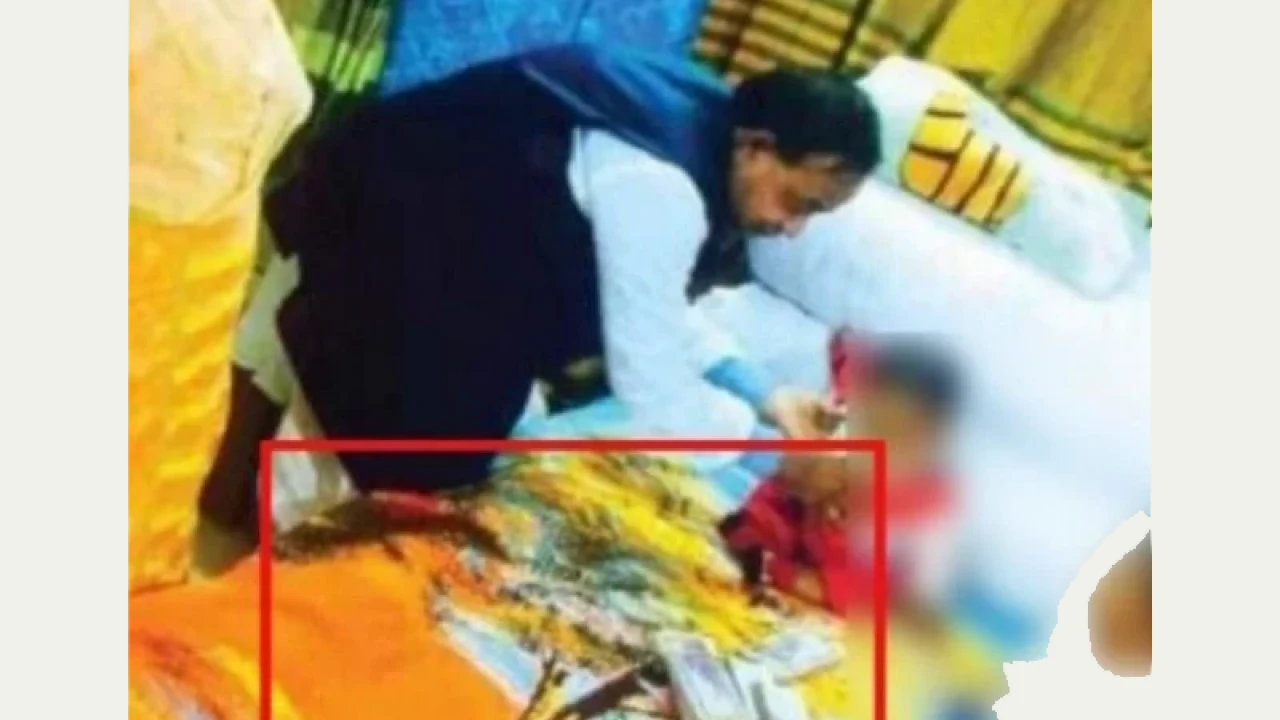 সাবেক রেলমন্ত্রীর বিছানায় ছড়িয়ে থাকা টাকার ছবি ভাইরাল