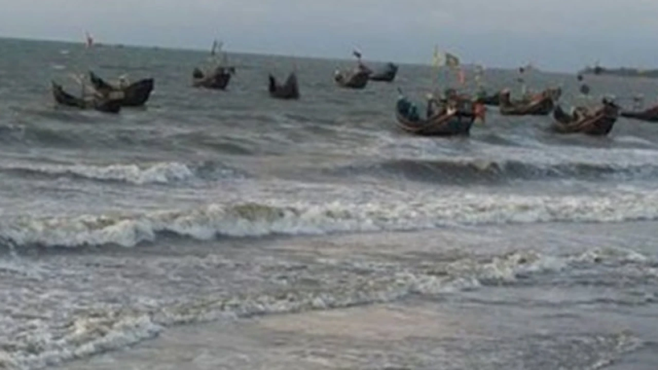 হাতিয়ার সঙ্গে সারাদেশের নৌ চলাচল বন্ধ