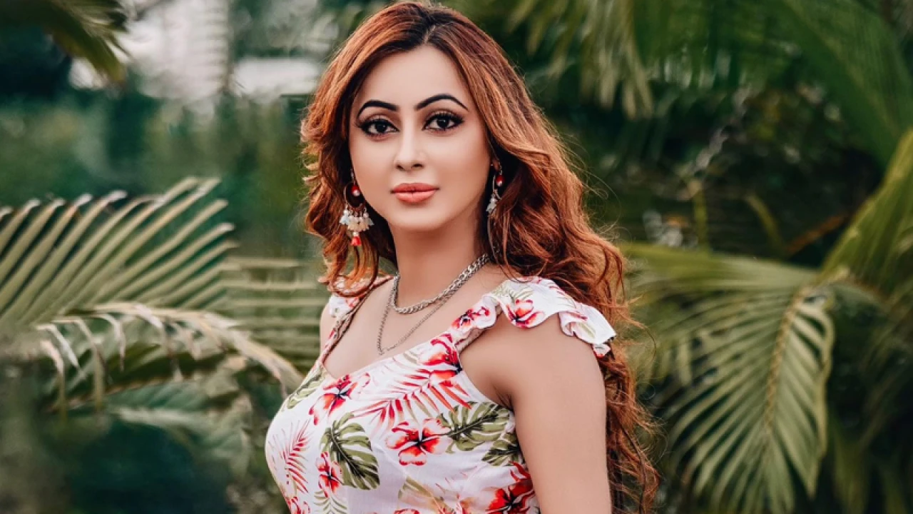 কাদেরের পর এবার ক্রিকেটারদের সঙ্গে সম্পর্ক নিয়ে মুখ খুললেন নায়িকা