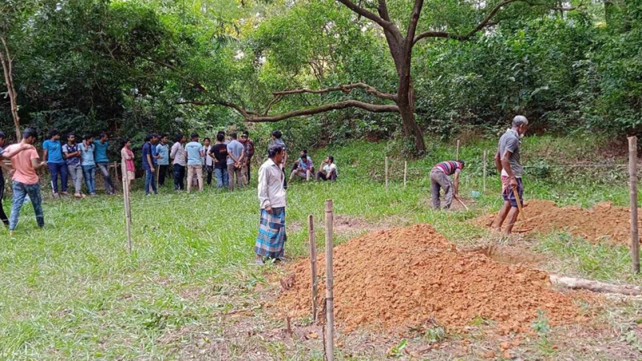 বিশ্ববিদ্যালয় প্রশাসনের অনুমতি ছাড়াই মন্দির নির্মাণের চেষ্টা