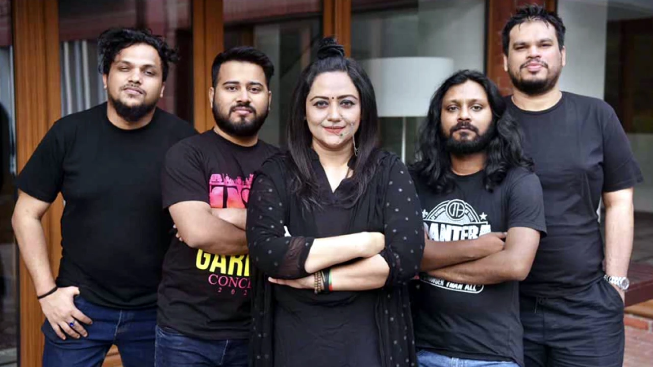 ফিফার পেজে চিরকুটের গান