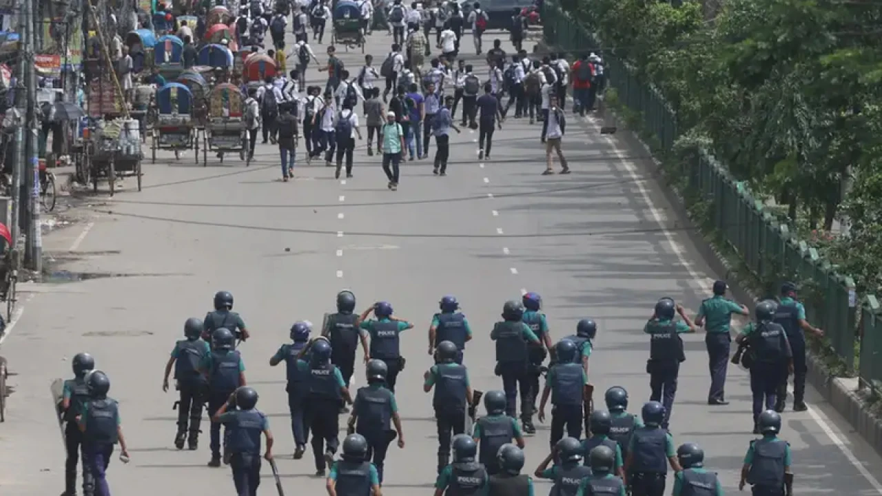 আন্দোলনে পুলিশকে চাইনিজ রাইফেল কে দিয়েছিল
