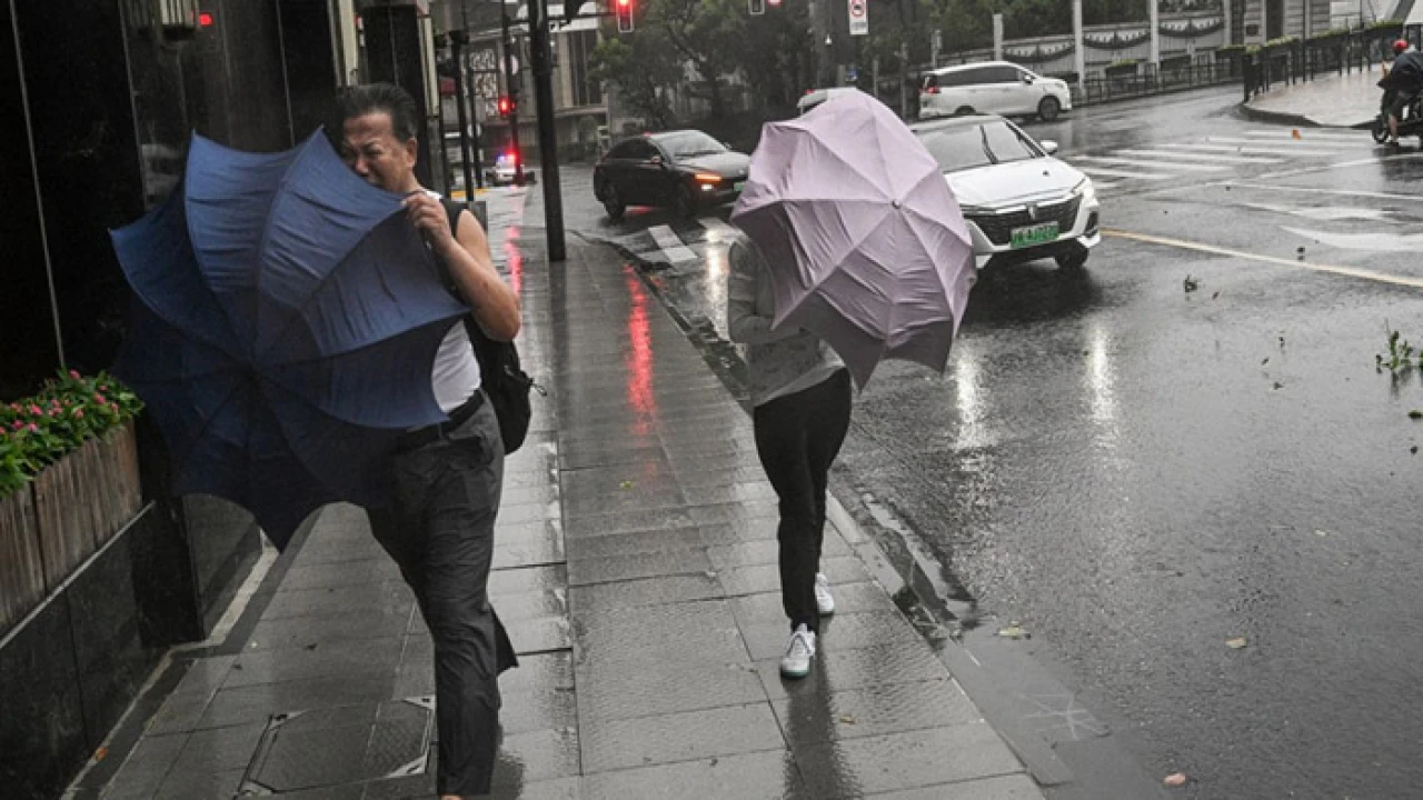 সাংহাইতে আঘাত হেনেছে শক্তিশালী টাইফুন ‘বেবিনকা’