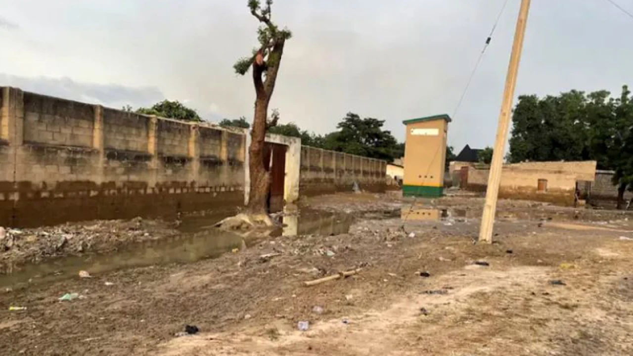 নাইজেরিয়ার কারাগার থেকে পালালো প্রায় ৩০০ বন্দি