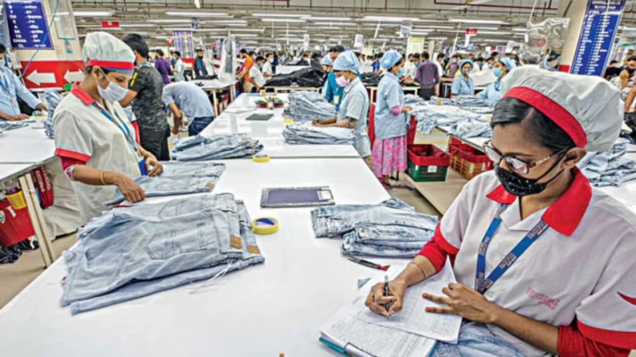 ছুটির দিনেও চলছে ১৪০০ আশুলিয়ার কারখানা