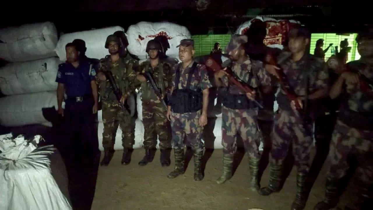 ছাত্রদল নেতার গুদামে সাড়ে ১৭ লাখ টাকার ভারতীয় কম্বল-সিগারেট