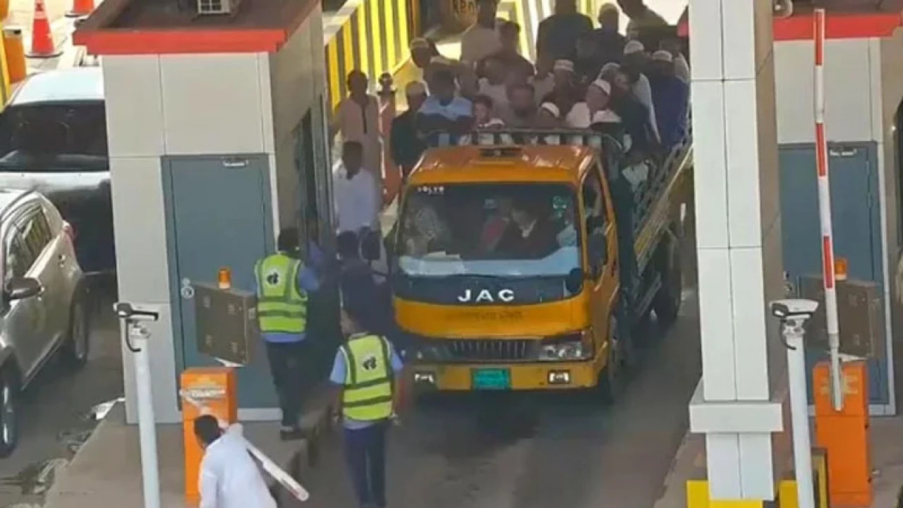 এলিভেটেডে এক্সপ্রেসওয়েতে পিকআপভ্যান ভর্তি যাত্রী, বাধা দেওয়ায় টোলপ্লাজায় ভাঙচুর