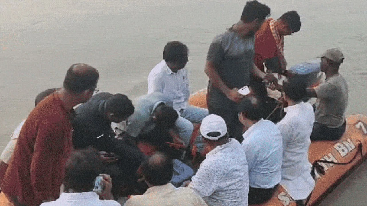 বন্যা দেখতে গিয়ে নদীতে পড়ে গেলেন দুই এমপি