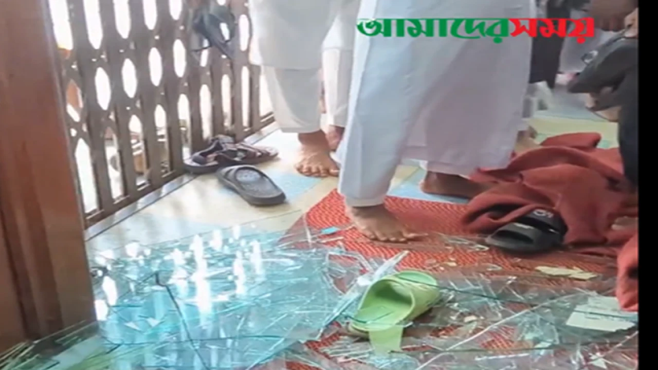 বায়তুল মোকাররমে দুই গ্রুপের সংঘর্ষ, পালিয়ে গেলেন খতিব