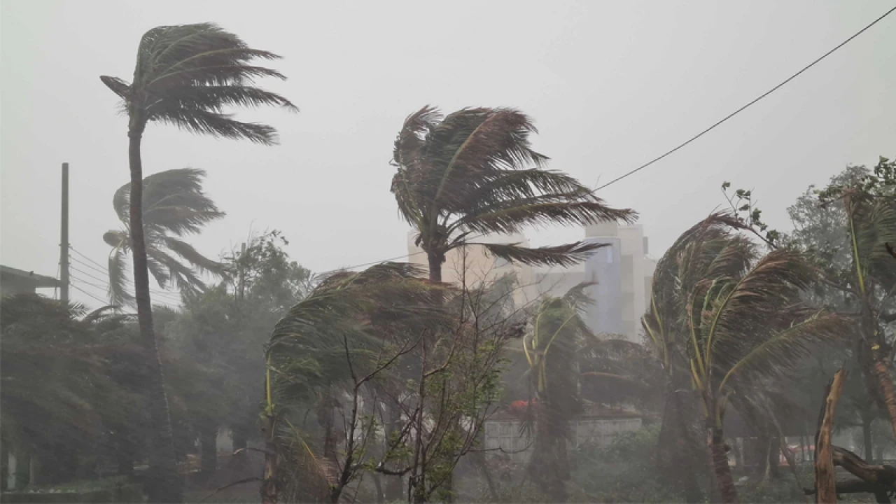 রাজধানীতে ভ্যাপসা গরমে স্বস্তির বৃষ্টি