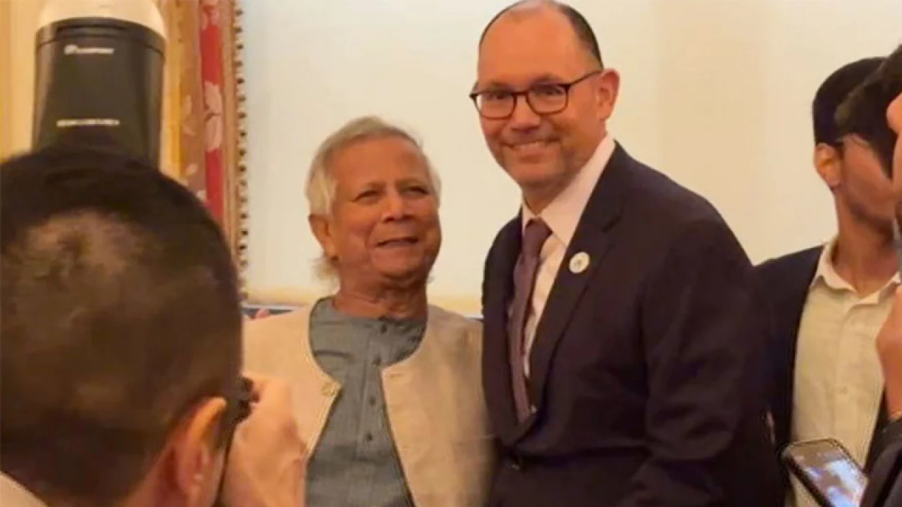 ড. ইউনূসের সঙ্গে ছবি তুললেন পিটার হাস