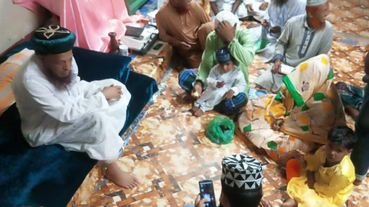 ইসলাম ধর্ম গ্রহণ করলেন একই পরিবারের চারজন