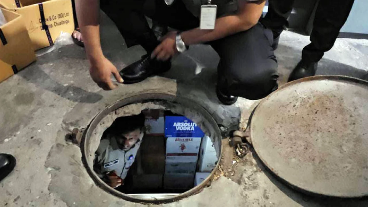 রাজধানীতে রেস্টুরেন্টের সেপটিক ট্যাংকে মিলল বিদেশি মদ-বিয়ার