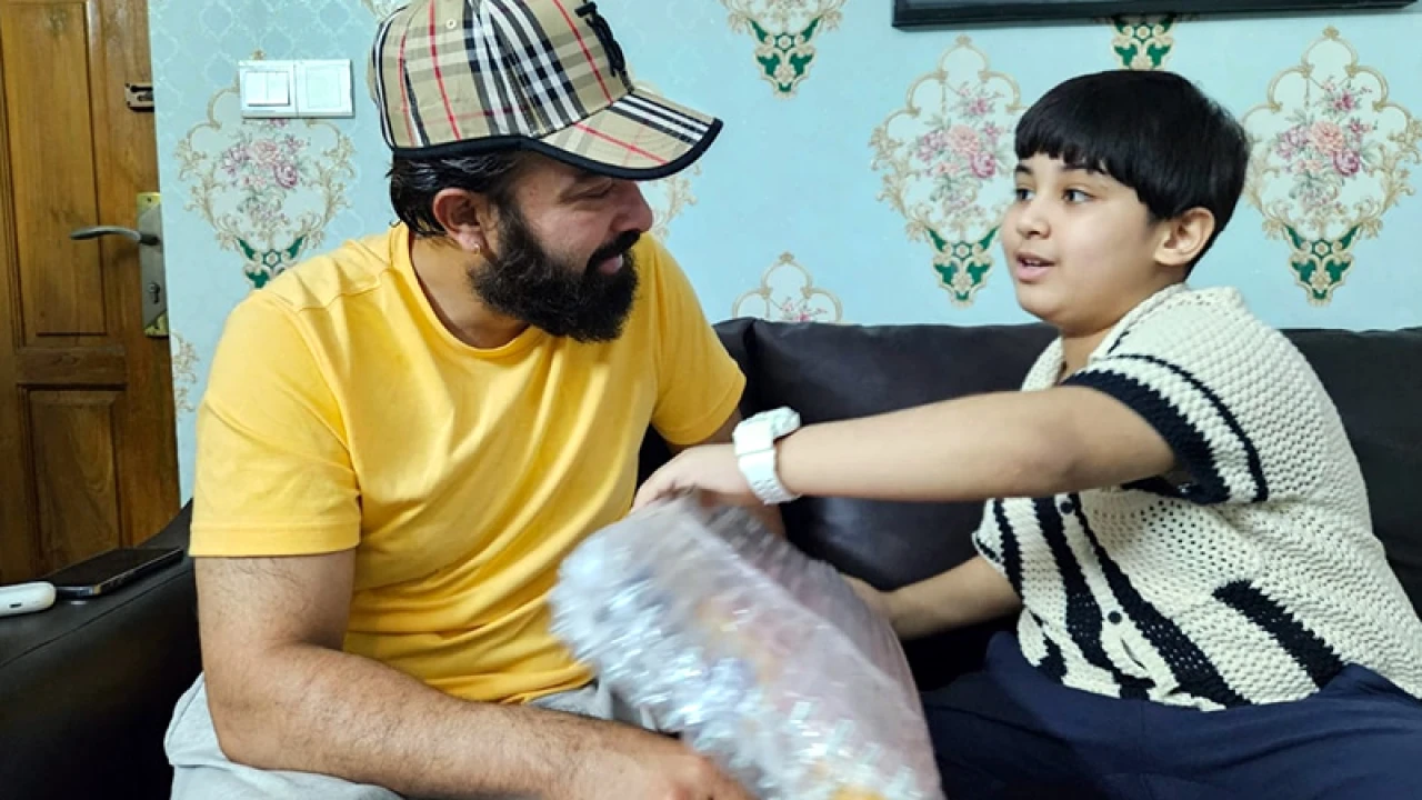 দেশে ফিরে ছেলের জন্মদিনের কেক কাটলেন শাকিব