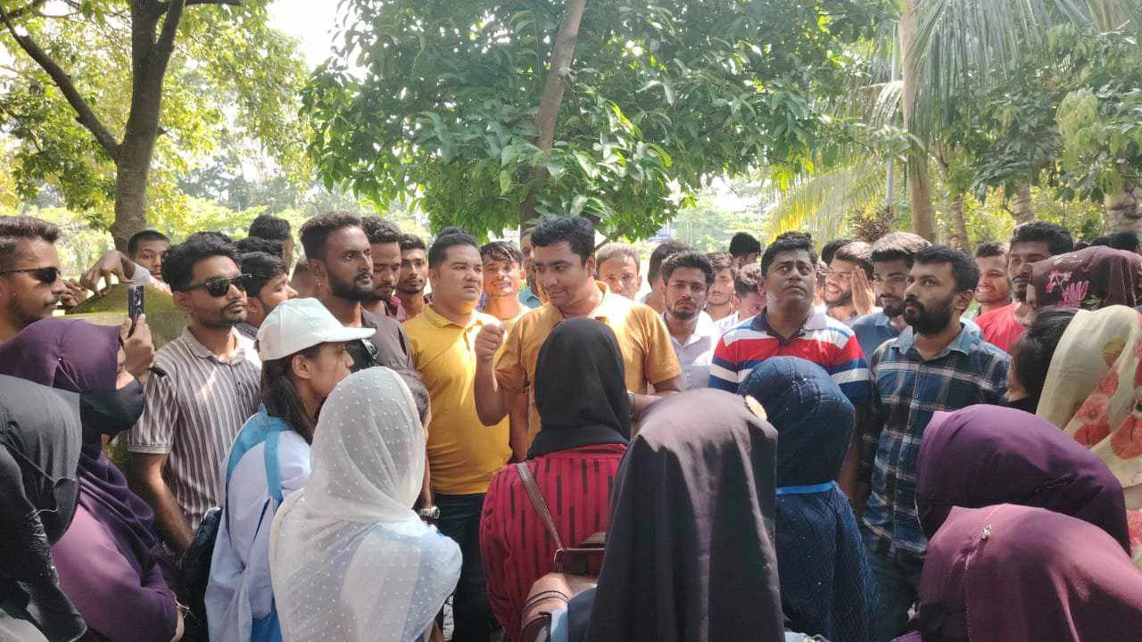 ছাত্র রাজনীতি নিয়ে শিক্ষার্থীদের মতামত নিচ্ছে ছাত্রদল