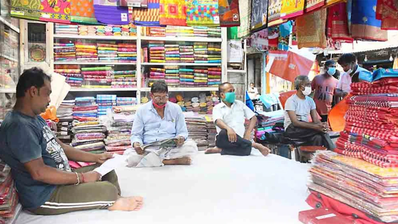 পূজার বাজারে ক্রেতা কম