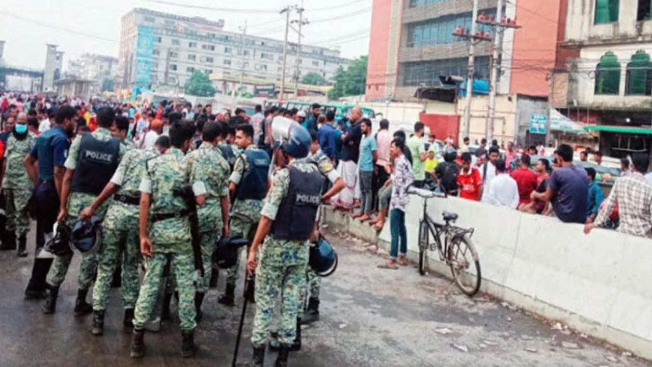 বকেয়া বেতনের দাবিতে গাজীপুরে শ্রমিক বিক্ষোভ, তীব্র যানজট