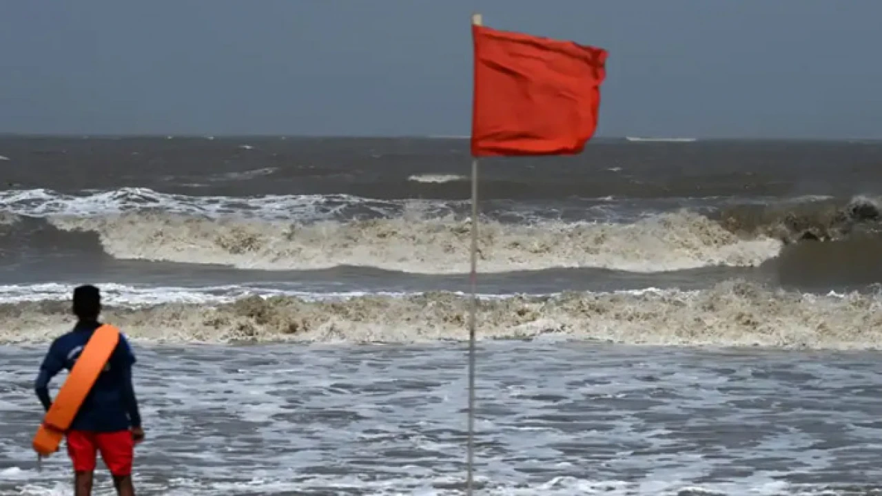 উপকূলে ঝড়ের আভাস, ৪ বন্দরে সতর্কসংকেত