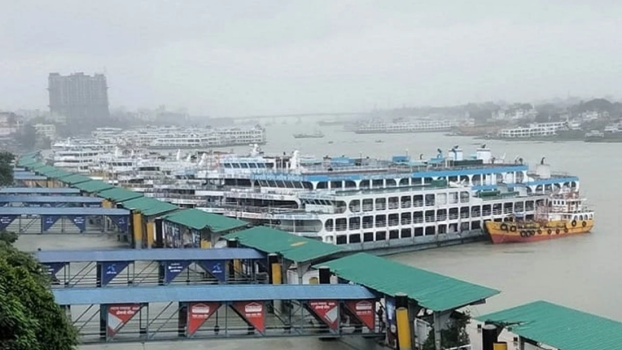 উপকূলীয় অঞ্চলে নৌযান চলাচল বন্ধ