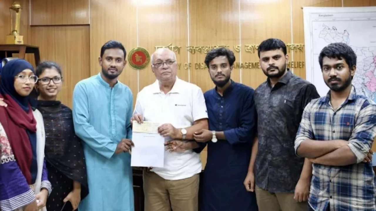 গণত্রাণের ৮ কোটি টাকা প্রধান উপদেষ্টার ত্রাণ তহবিলে জমা