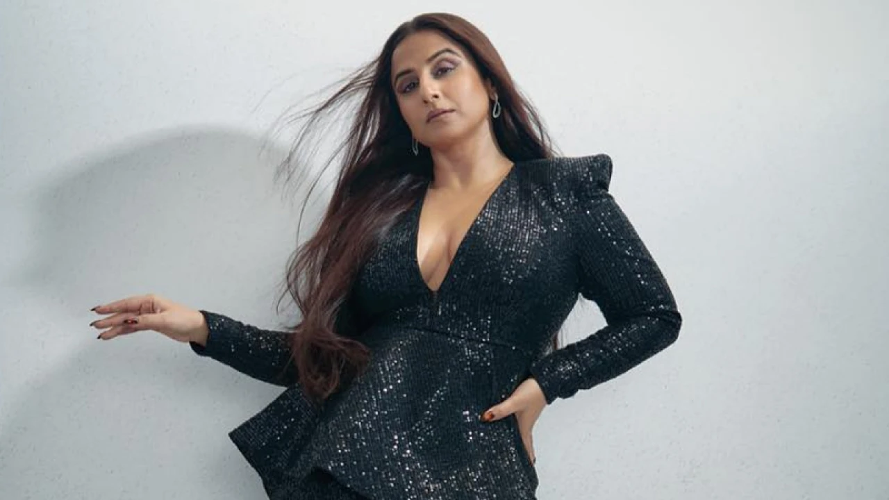 কলকাতার রাস্তায় পোশাক বদলাতে বাধ্য হন বিদ্যা