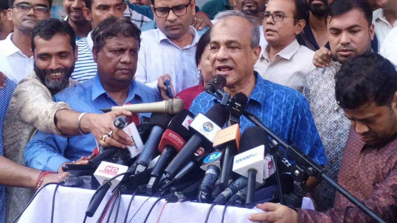 দুর্গাপূজায় কোনো ধরনের নিরাপত্তা ঝুঁকি নেই: স্বরাষ্ট্র উপদেষ্টা