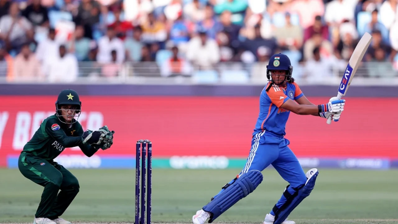 পাকিস্তানকে উড়িয়ে দিয়ে বিশ্বকাপে টিকে রইল ভারত