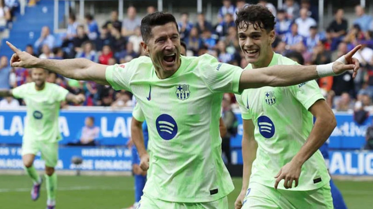 লেভানদোভস্কির হ্যাটট্রিক, শীর্ষেই রইলো বার্সেলোনা