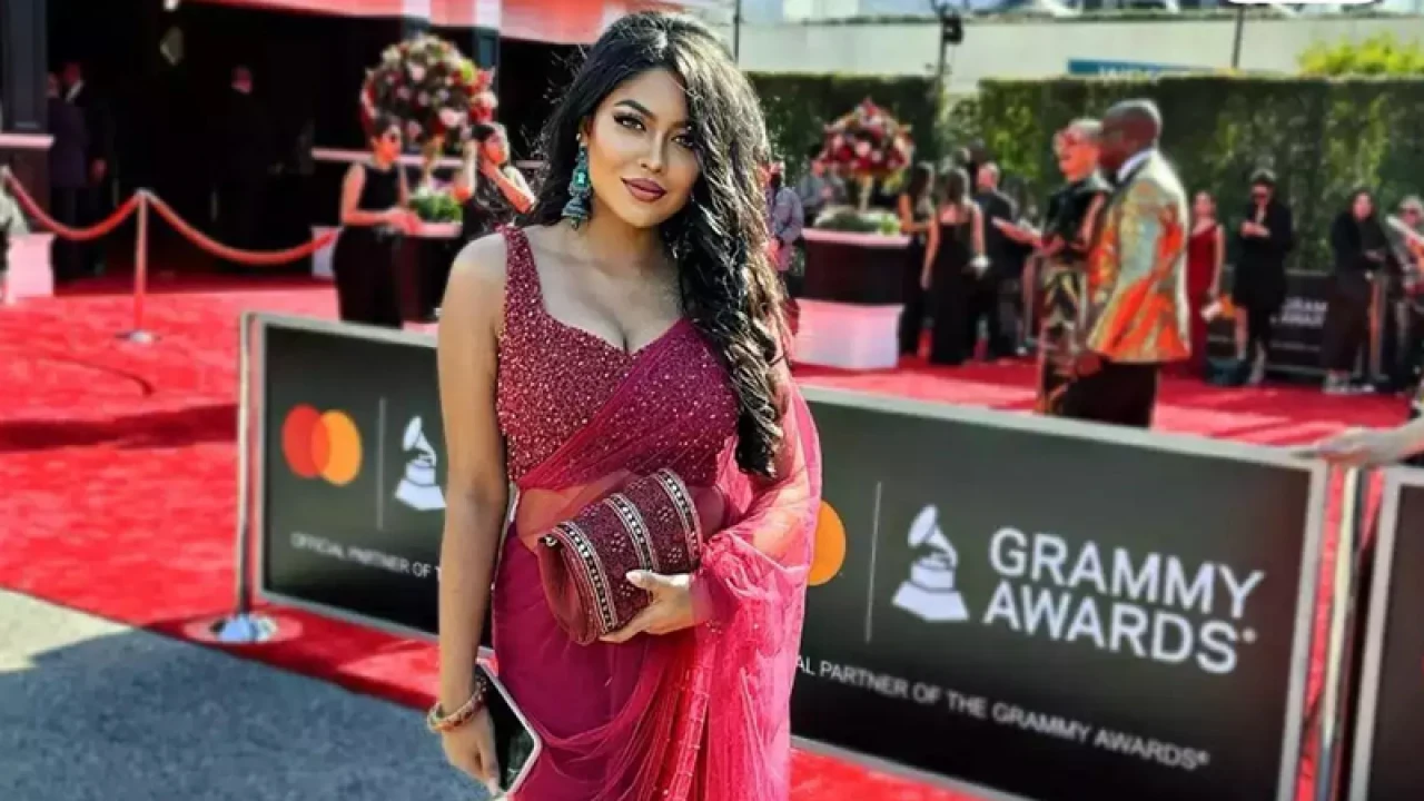 খোলামেলা পোশাকে জেফার