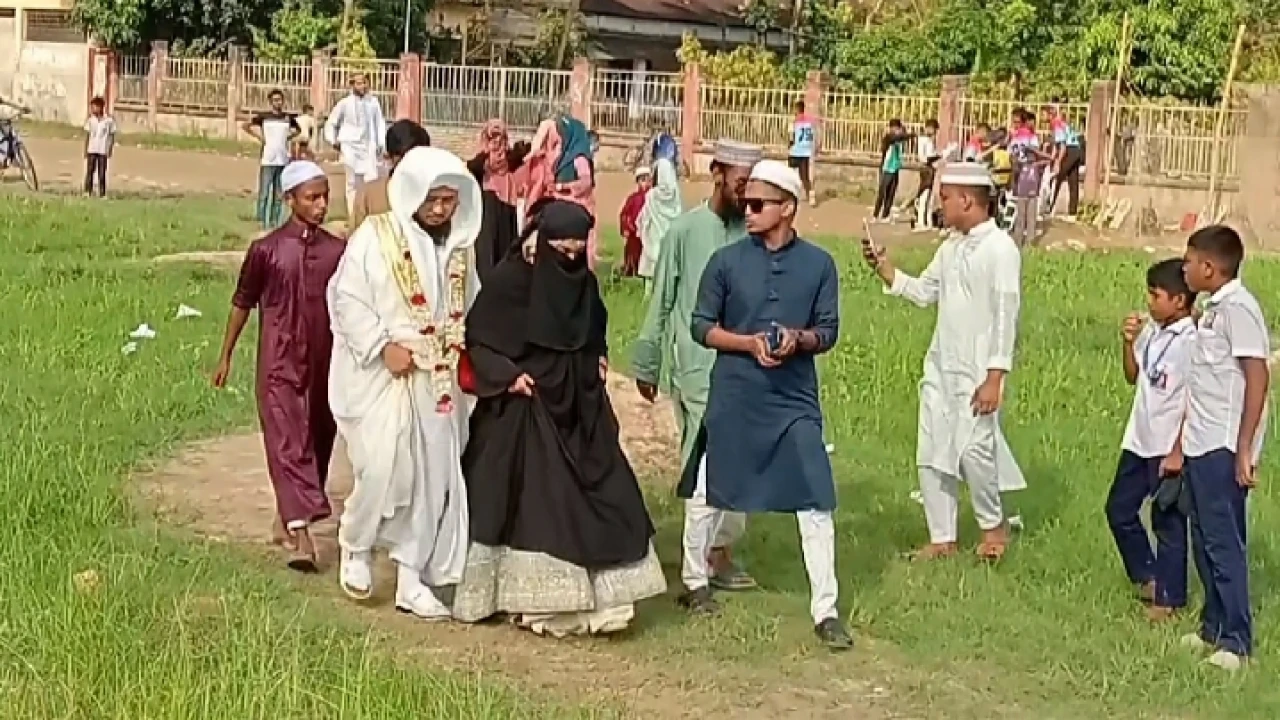 বিয়ে স্মরণীয় রাখতে হেলিকপ্টারে চড়ে এলেন বর