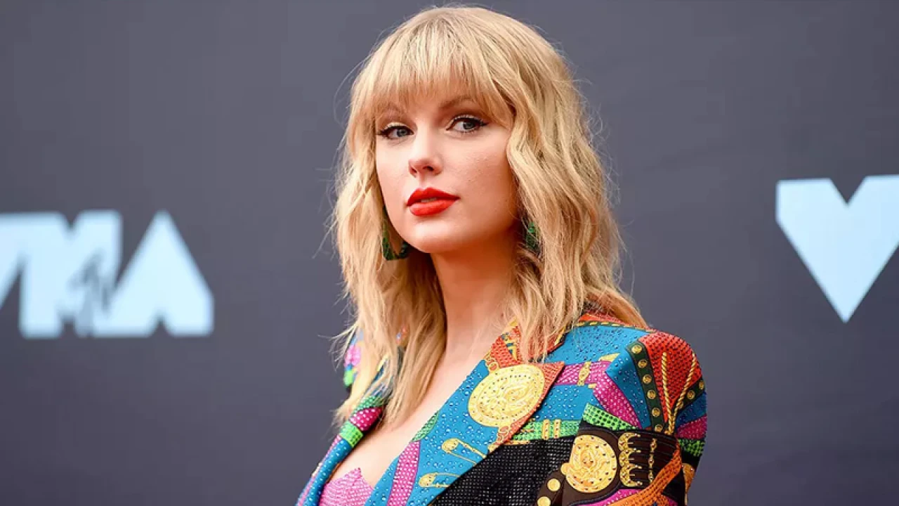 বিশ্বের সবচেয়ে ধনী গায়িকা হচ্ছেন টেইলর!