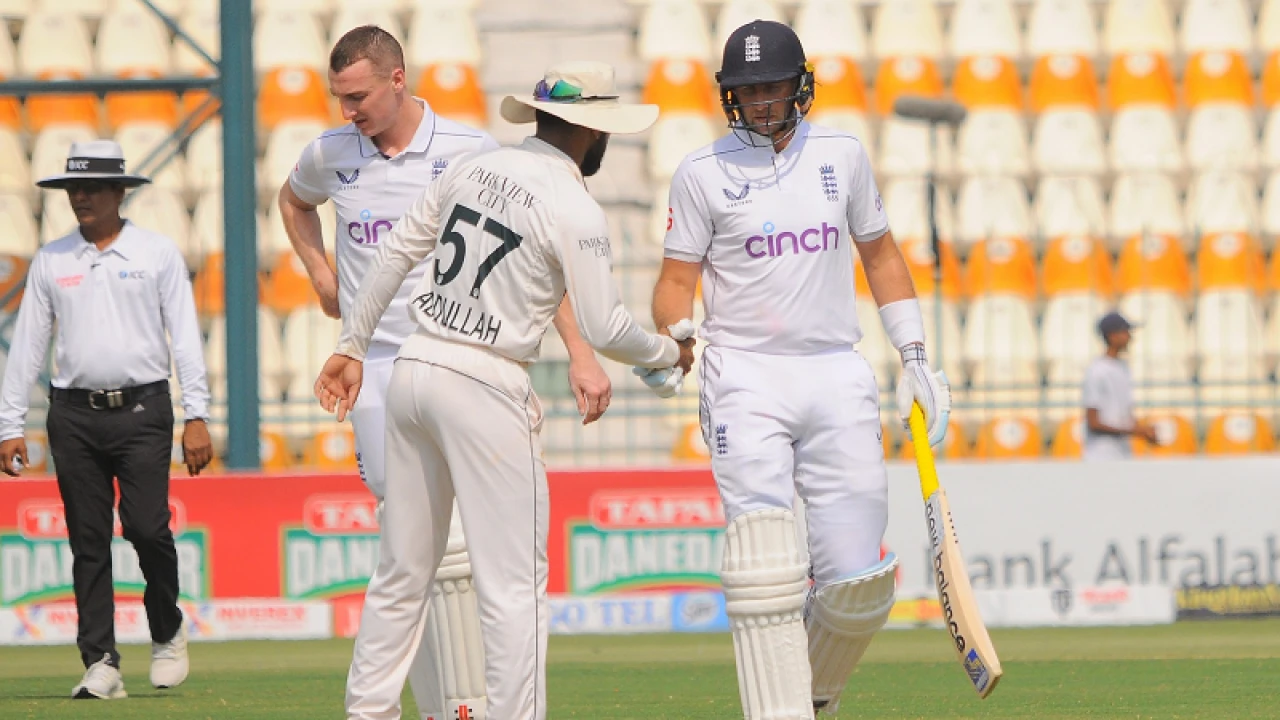 ‘মুলতানের মহাসড়কে’ অভাবনীয় হারের পথে পাকিস্তান