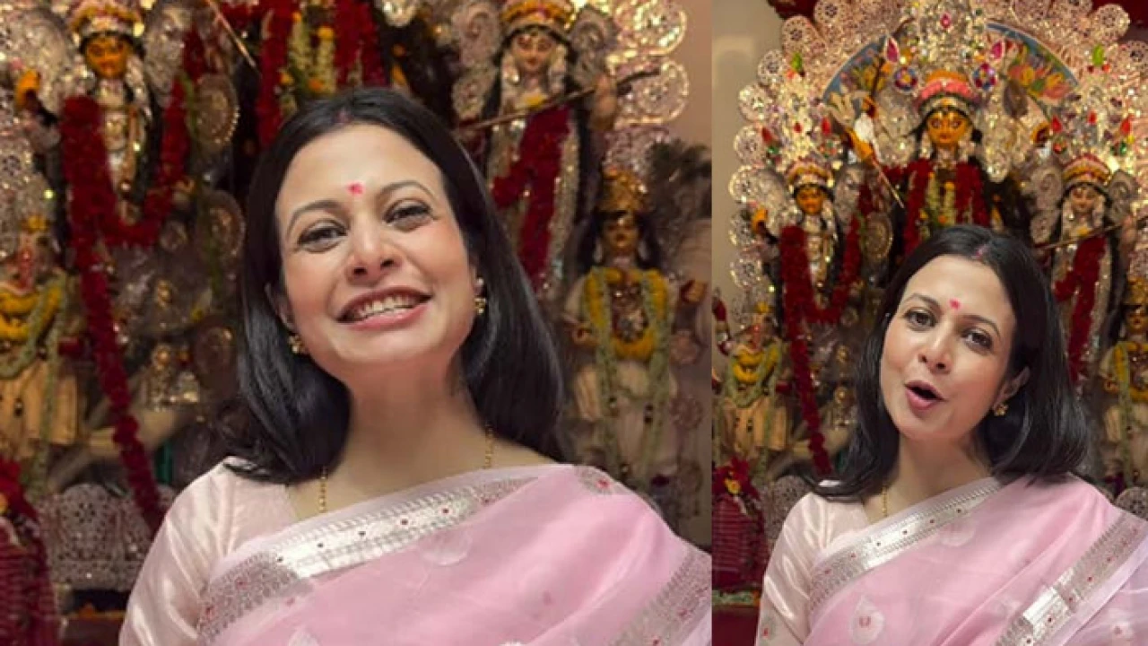 পূজা মণ্ডপে অন্তঃসত্ত্বা কোয়েলের প্রার্থনা