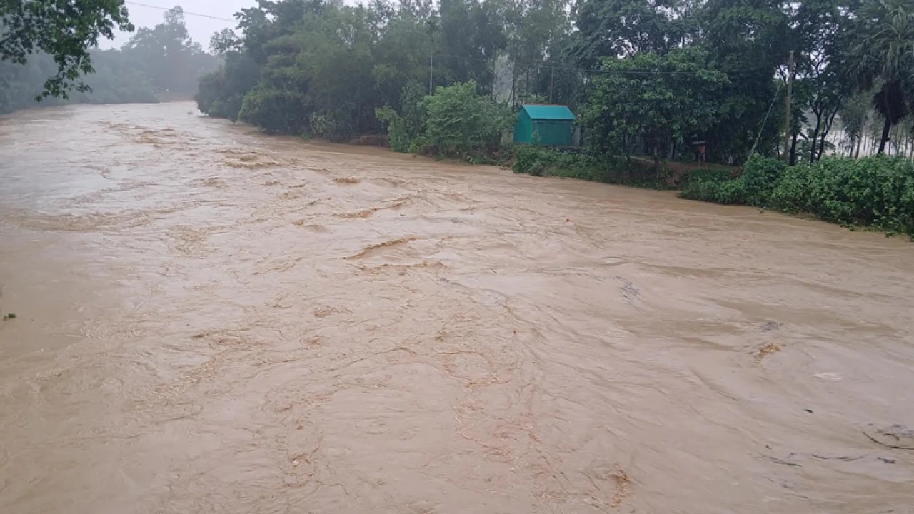 ময়মনসিংহ ও শেরপুরে কমতে শুরু করেছে পানি, ত্রাণ অপর্যাপ্ত