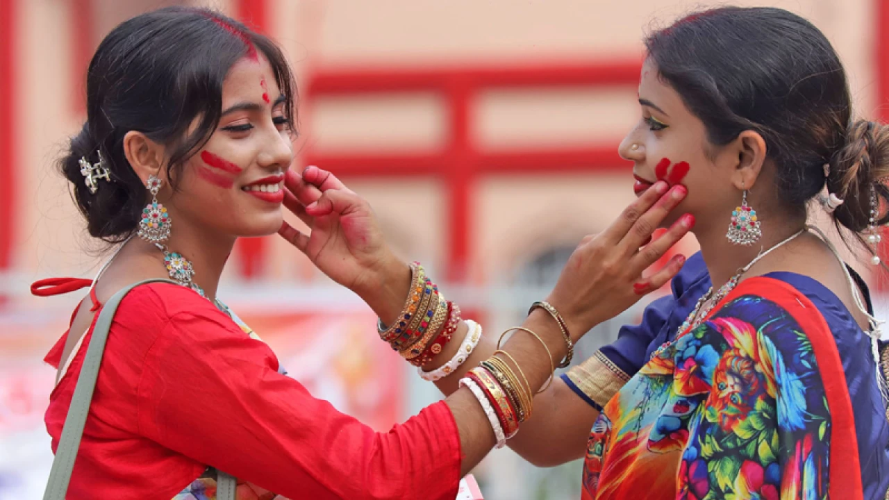 মন্দিরে মন্দিরে বিসর্জনের বিষাদ, সিঁদুর খেলার আনন্দ (ভিডিও)