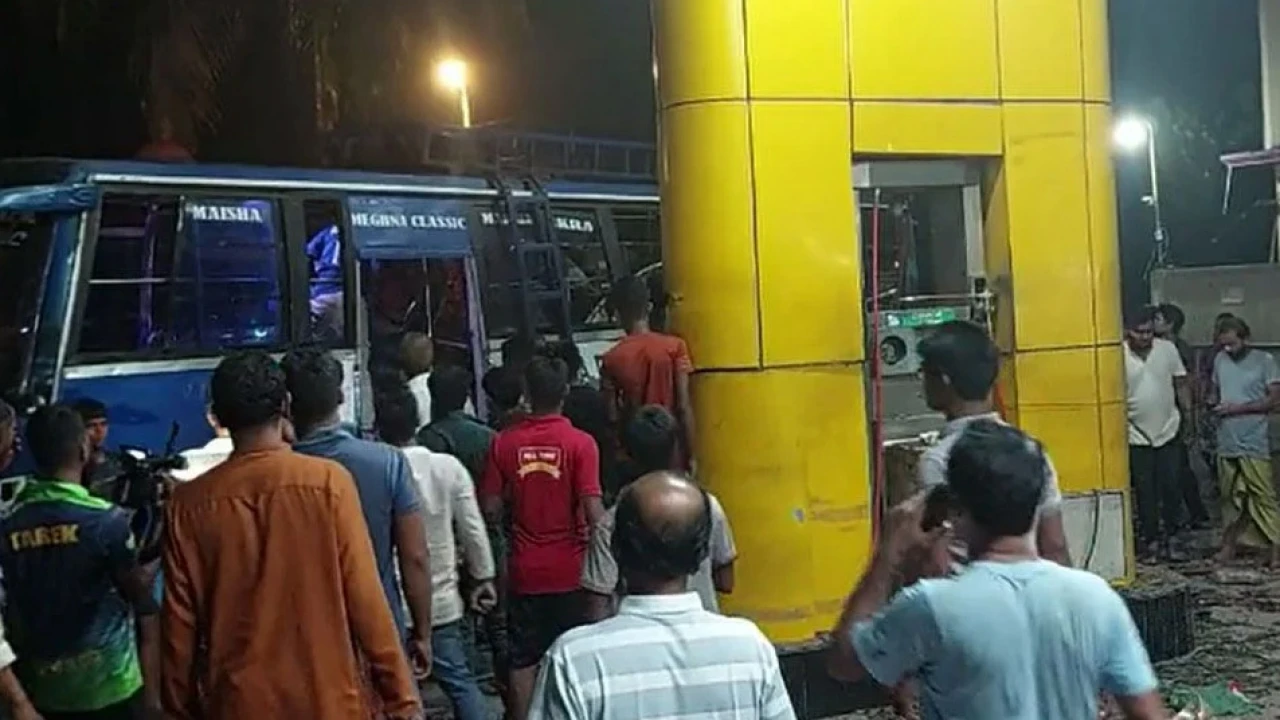 বাসে গ্যাস নেওয়ার সময় সিলিন্ডার বিস্ফোরণ, নিহত ৩