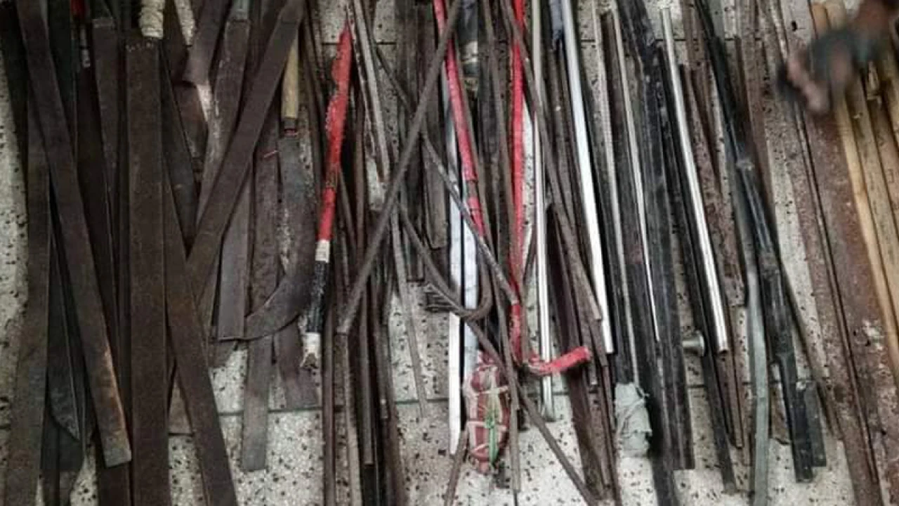 বেরোবিতে তল্লাশি চালিয়ে বিপুল দেশীয় অস্ত্র উদ্ধার