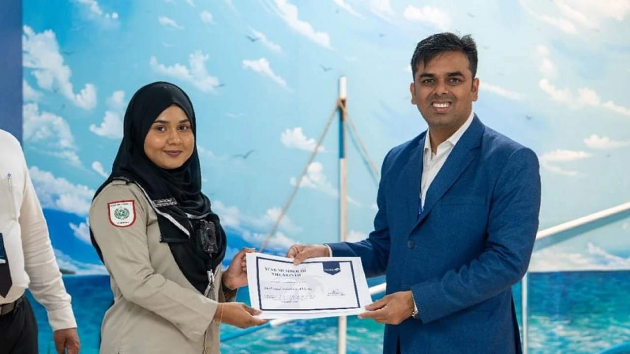 বিমান পরিষেবায় সেরা পুরস্কার পেলেন ইউএস-বাংলার জাহিদুল