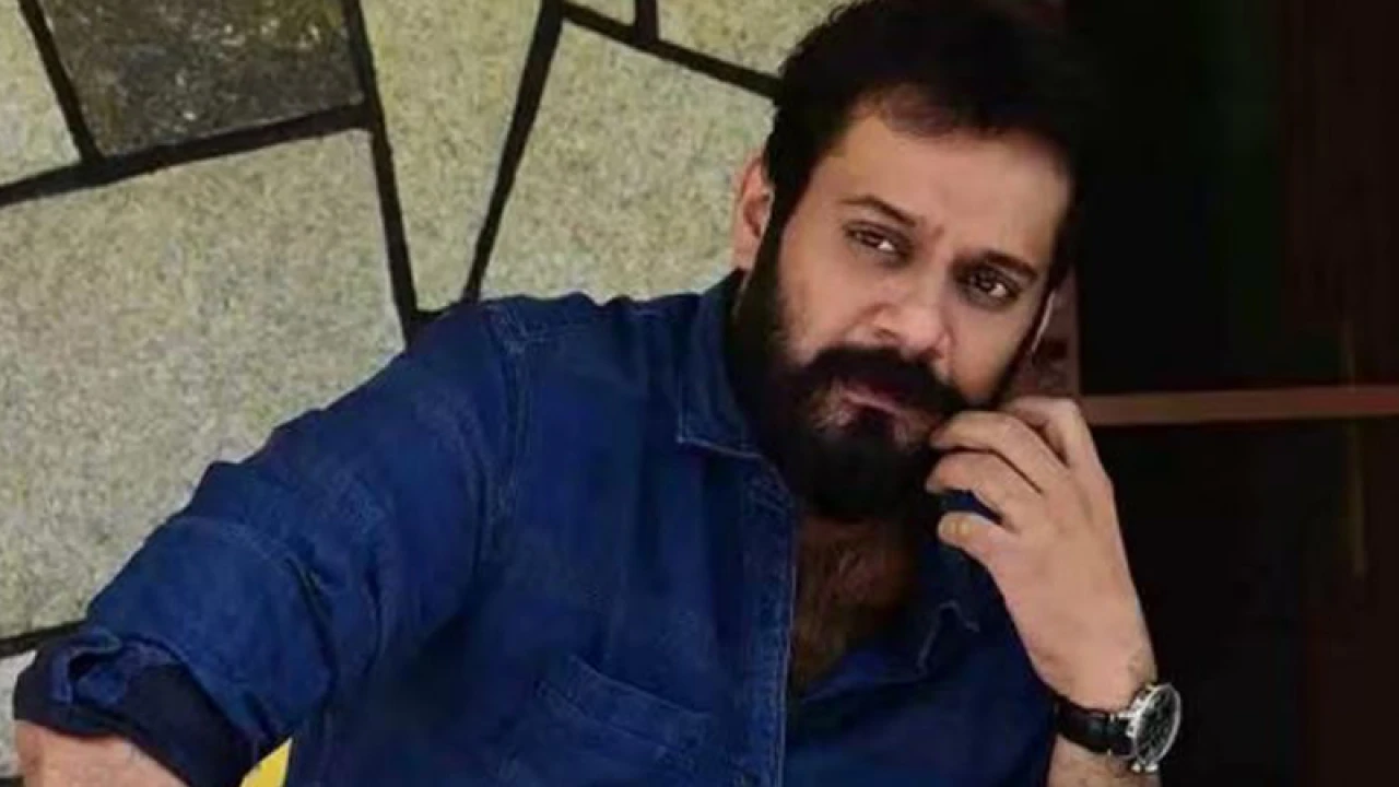 গায়িকা স্ত্রীর অভিযোগে অভিনেতা গ্রেপ্তার