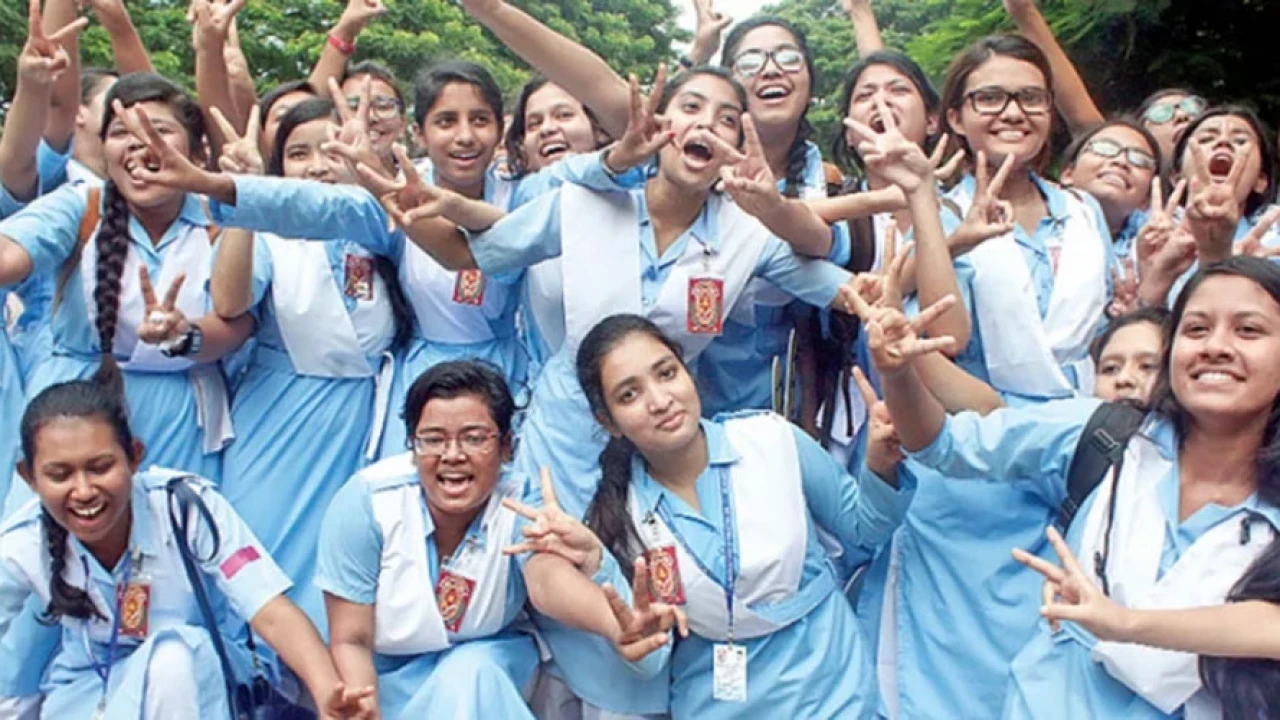 বাধা উতরে সাফল্য ছুঁয়েছে শিক্ষার্থীরা